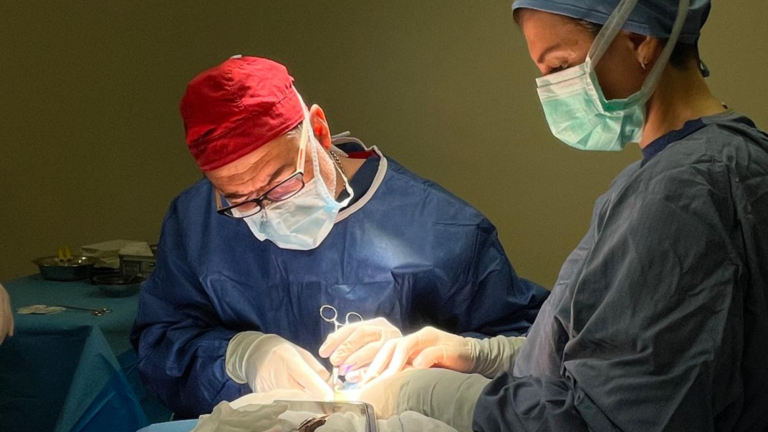 Prof. Dr. Tunç Tiryaki ameliyathanede cerrahi ekibiyle