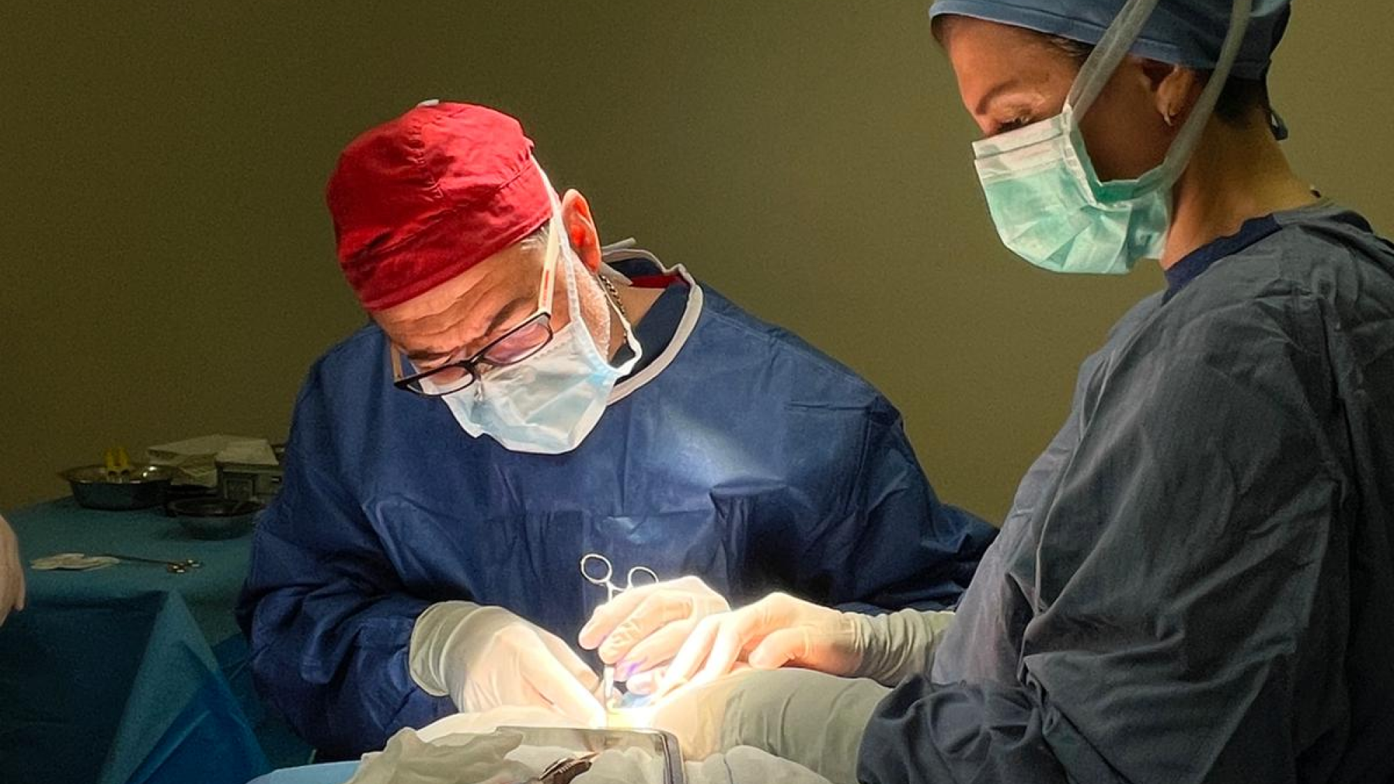 Prof. Dr. Tunç Tiryaki ameliyathanede cerrahi ekibiyle